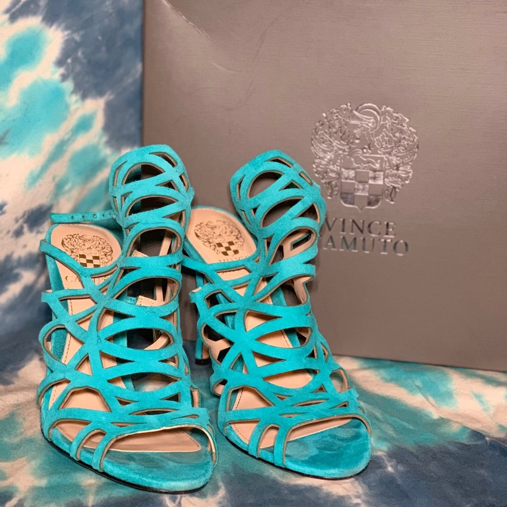 VINCE CAMUTO TURQUOISE AND CAICO SUEDE HEELS